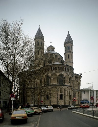 Arte romanica: vista della chiesa degli Apostoli da German School