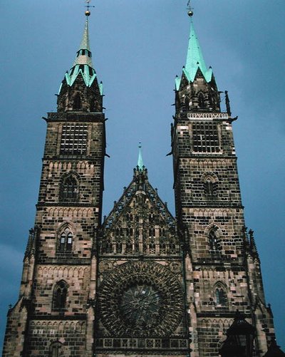 Rosone sulla facciata ovest di St. Lorenzkirk da German School