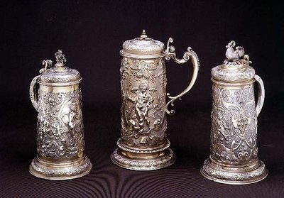 Boccale cilindrico in argento dorato di Paul Hubner, Ausburg 1590; boccale cilindrico in argento dorato di Tobias Kramer, Ausburg 1620; boccale cilindrico in argento parzialmente dorato di Paul Hubner, Ausburg 1590, XVI-XVII secolo da German School