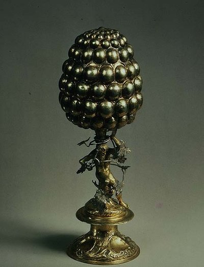 Centrotavola a forma di ananas sostenuto da un uomo barbuto, Ausburg da German School
