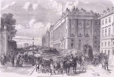 Costruzione di barricate stradali a Parigi, Cassells History of the War between France and Germany pubblicato da Cassell and Company Limited, c.1890 (litografia) da German School