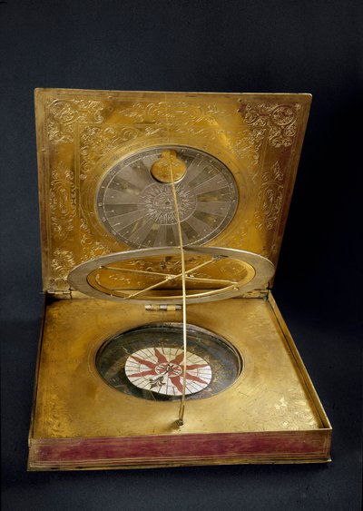 Orologio solare universale in rame, oro, vetro e carta realizzato in Germania. Inizio del XVII secolo da German School