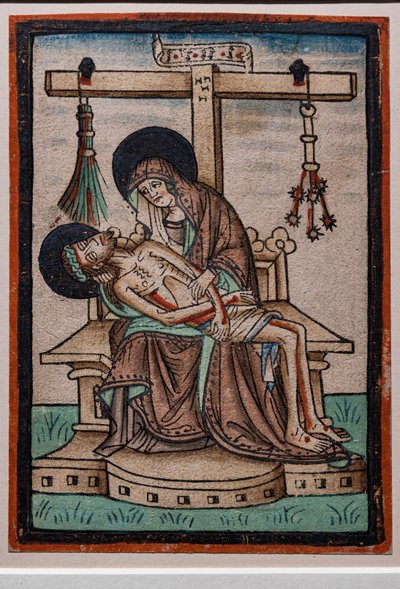 Vesperbild (Lamentazione), xilografia acquerellata da incisore tedesco, c.1450. I simboli della Passione di Cristo pendono dalla croce. da German School