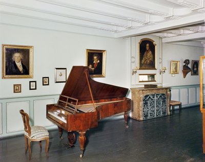 Vista di una stanza con un pianoforte a coda appartenente a Ludwig van Beethoven (1770-1827) da German School
