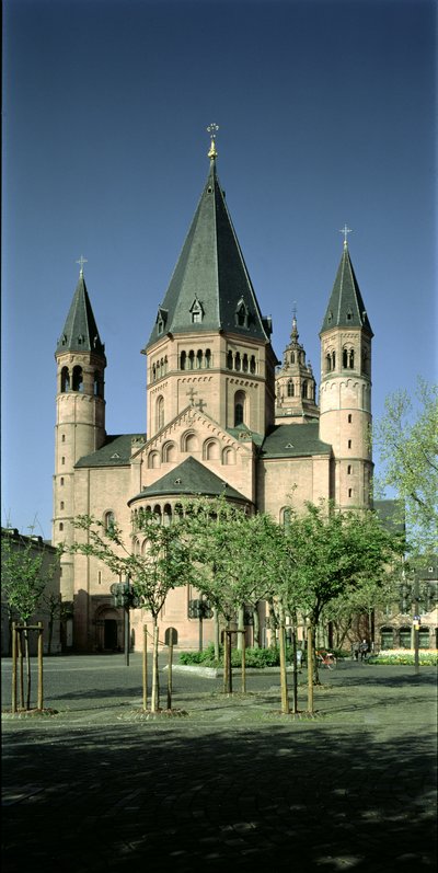 Vista della Cattedrale di San Martino e San Stefano da nord-est da German School