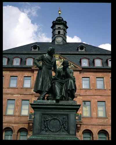 Veduta del Nuovo Municipio e del monumento ai fratelli Grimm da German School