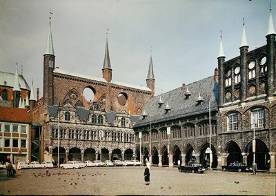 Veduta del municipio nella piazza del mercato da German School