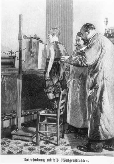 Wilhelm Konrad Roentgen che esegue una radiografia su un ragazzo, da un libro di Hans Kraemer, c.1898-99 da German School