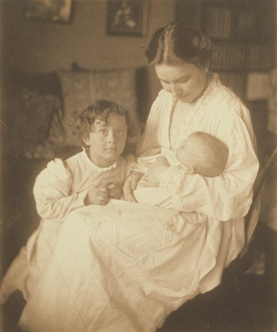 [Madre in vestaglia, seduta, con neonato e figlio piccolo]. da Gertrude Käsebier