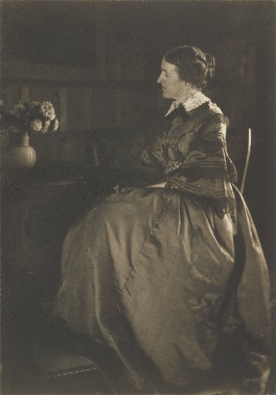 [Autoritratto con tavolo e fiori]. da Gertrude Käsebier