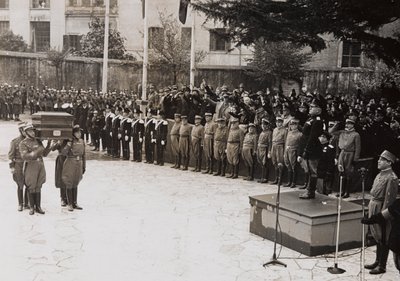 Benito Mussolini presiede un funerale di stato di un soldato garibaldino da Giacomelli Giacomelli