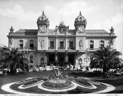 Facciata del Casinò di Montecarlo. Una folla di persone anima la scalinata all