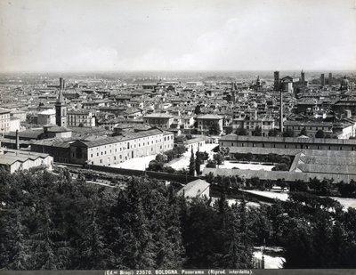 Vista panoramica di Bologna con fabbriche e una piazza da Giacomo Brogi