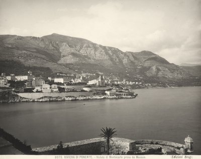 Veduta di Montecarlo, località che si affaccia sul Mar Ligure. Le Alpi Marittime si ergono sullo sfondo. La fotografia è stata scattata da Monaco da Giacomo Brogi