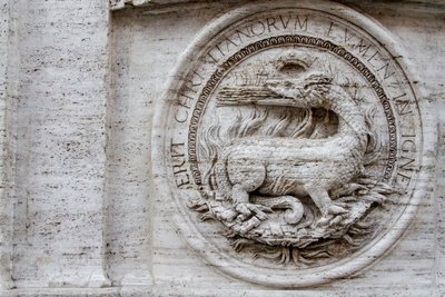 Stemma sulla facciata della chiesa di San Luigi dei Francesi da Giacomo della Porta