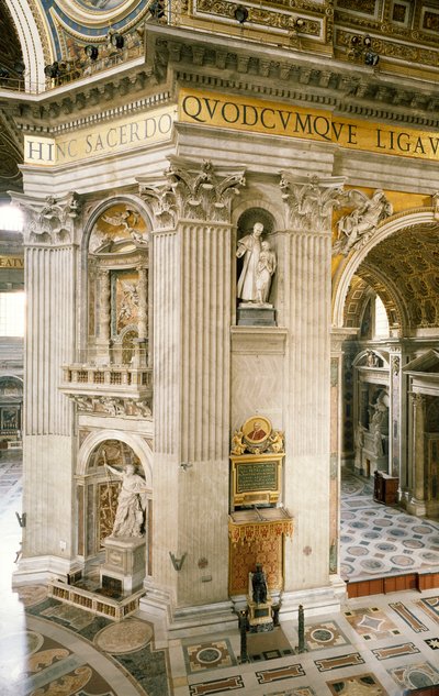 Decorazioni di Gian Lorenzo Bernini sul primo pilastro a destra, uno dei quattro pilastri che sostengono la cupola della Basilica di San Pietro, Roma, Città del Vaticano da Gian Lorenzo Bernini