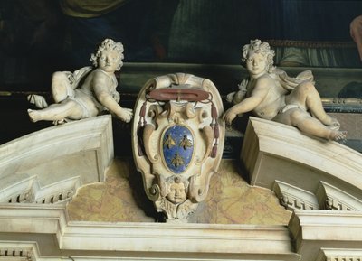 Vista interna della Cappella Barberini (dettaglio del frontone decorativo di due cherubini che sostengono uno stemma) da Gian Lorenzo Bernini