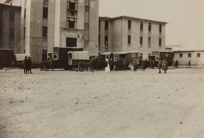 Album "Immagini di guerra II": soldati italiani e ambulanze della Croce Rossa a Gradisca Sagrado, Gorizia, Italia (foto in b/n) da Gigliucci Gigliucci