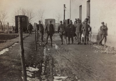 Album "Immagini di guerra II": soldati italiani e ambulanze della Croce Rossa a Gradisca Sagrado, Gorizia, Italia (foto in b/n) da Gigliucci Gigliucci