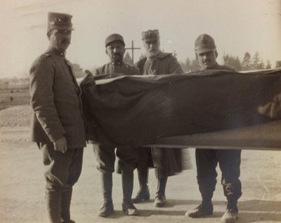 Album "Immagini di Guerra II": soldati italiani trasportano la bara di un caduto della Grande Guerra da Gigliucci Gigliucci