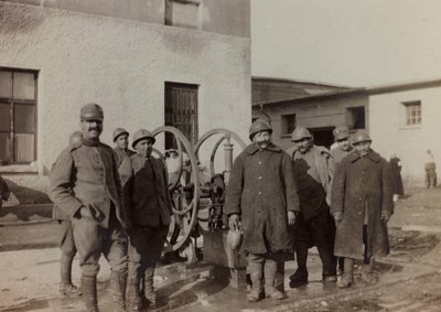 Album "Immagini di guerra II": soldati italiani a Gradisca Sagrado, Gorizia, Italia (foto in b/n) da Gigliucci Gigliucci