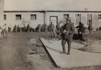 Album "Immagini di guerra II": soldati italiani a Gradisca Sagrado, Gorizia, Italia (foto in b/n) da Gigliucci Gigliucci