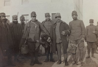 Album "Immagini di Guerra II": soldati italiani a Gradisca Sagrado, Gorizia, Italia (foto b/n) da Gigliucci Gigliucci