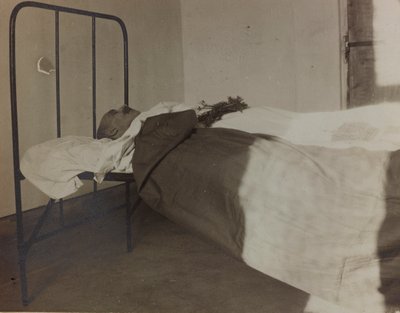 Album "Immagini di guerra II": un caduto della Grande Guerra sul letto d