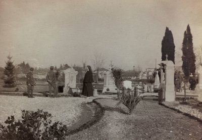 Album "Immagini di guerra II": soldati e Croce Rossa in visita al cimitero di Gradisca (foto in b/n) da Gigliucci Gigliucci