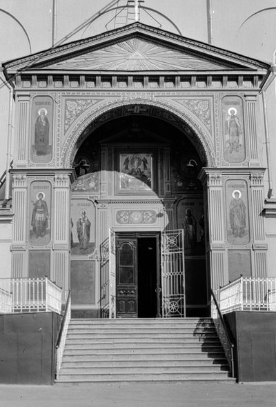 Ingresso di una chiesa ortodossa russa con icone che decorano le pareti esterne da Gilbert H. Grosvenor