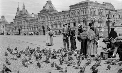 Nutrire i piccioni in Piazza Rossa, con i piani superiori del mercato sullo sfondo da Gilbert H. Grosvenor