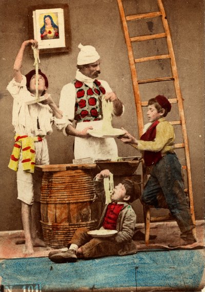 Bambini mangiano gli spaghetti con le mani, Napoli, c.1865 (stampa su carta a doppio peso) da Giorgio Conrad