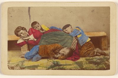 [Madre zingara e tre bambini si addormentano su una panchina e a terra]. da Giorgio Conrad