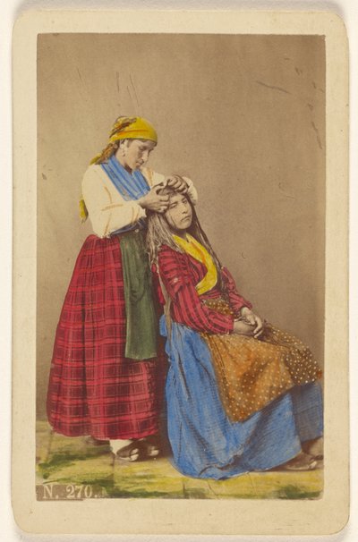 [Donna anziana che acconcia i capelli di una donna più giovane]. da Giorgio Conrad
