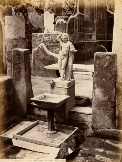 Una fontana composta da una scultura di un giovane ragazzo nudo. La fontana è nella Casa del Balcone pensile, a Pompei da Giorgio Sommer