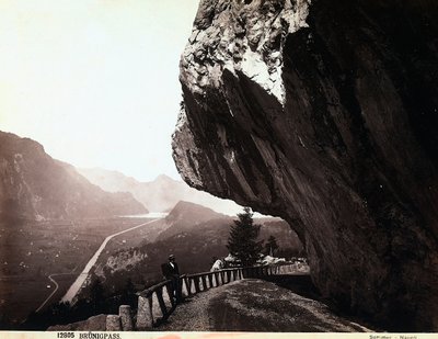 Una strada nelle montagne del Brünigpass, in Svizzera da Giorgio Sommer