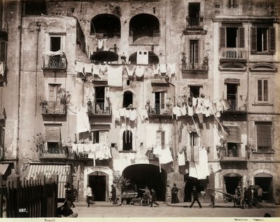 Facciata di un edificio con bucato steso ad asciugare, a Napoli da Giorgio Sommer
