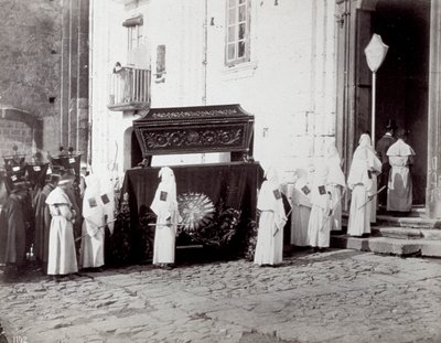 Processione funebre della Congregazione di San Francesco a Napoli. In primo piano, davanti a una chiesa, numerosi 