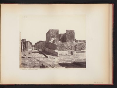 Veduta del Tempio della Fortuna Augusta a Pompei, Italia da Giorgio Sommer