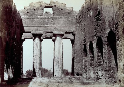 Interno del Tempio della Concordia nella Valle dei Templi ad Agrigento. In primo piano, due colonne doriche; ai lati, un muro perimetrale ad arco da Giorgio Sommer