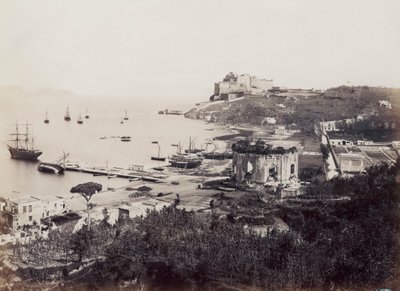 Panorama del pittoresco Golfo di Baia (Napoli), punteggiato di barche a vela. In primo piano, di fronte al piccolo molo, si trova il Tempio di Venere. Sullo sfondo, arroccato su un promontorio, si trova il Castello del Viceré del XVI secolo da Giorgio Sommer