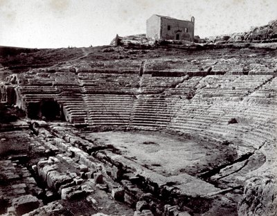 I resti del Teatro Greco a Siracusa nel Parco Monumentale della Neàpoli. In primo piano l