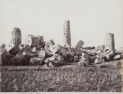 I resti del Tempio di Apollo a Selinunte. Due figure maschili possono essere viste sulle colonne crollate da Giorgio Sommer