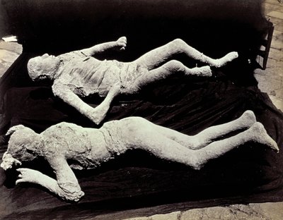 Due calchi di figure umane dagli scavi di Pompei. Gli esemplari sono stati posti su un panno nero per fotografarli da Giorgio Sommer