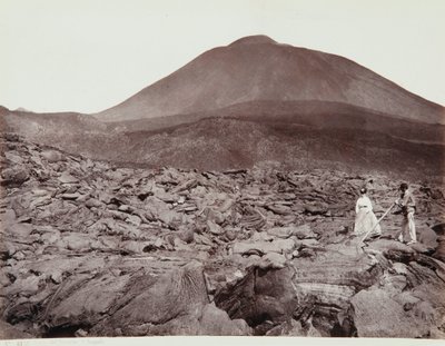 Passeggiata sulla lava del Vesuvio da Giorgio Sommer