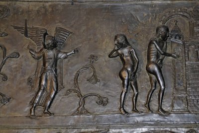 Arte ottoniana: Adamo ed Eva espulsi dal Paradiso. Intorno al 1015. Scultura su una delle porte di bronzo della Cattedrale di Santa Maria a Hildesheim (Germania). da Phillipe de Marlier