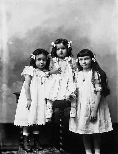 Ritratto in studio di tre bambini da Phillipe de Marlier