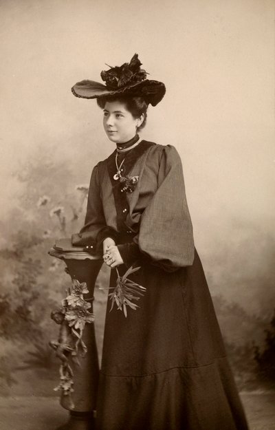 Ritratto di signora elegante con cappello da Phillipe de Marlier