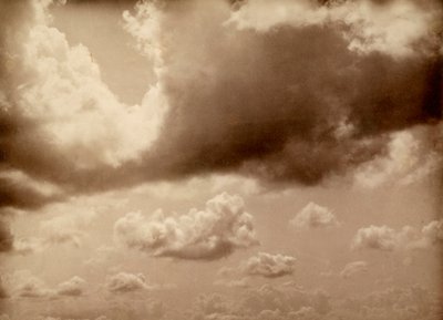 Tratto di cielo con grandi nuvole. Si intravede la silhouette delle colline sottostanti da Phillipe de Marlier