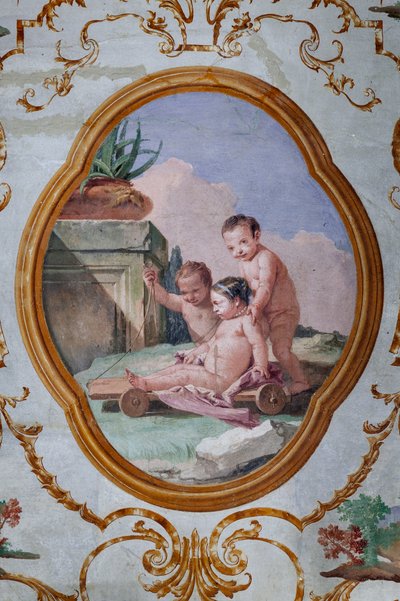 Alloggi per ospiti, la stanza dei putti, medaglione con putti: "Tre putti e un carro" da Giovanni Battista Tiepolo